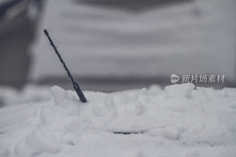 汽车天线埋在雪里