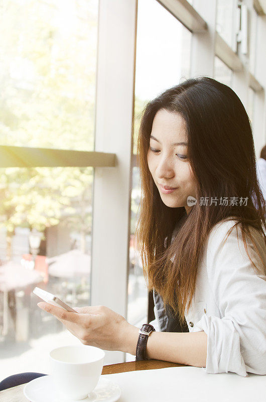 餐馆里的亚洲女人