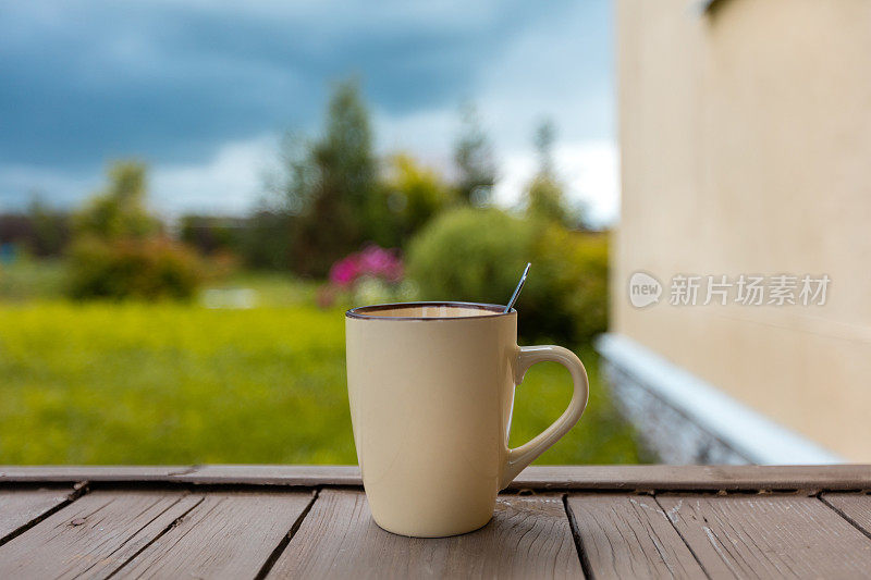 在木窗台上喝杯茶或咖啡