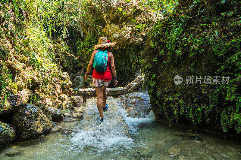 这位女士在徒步旅行