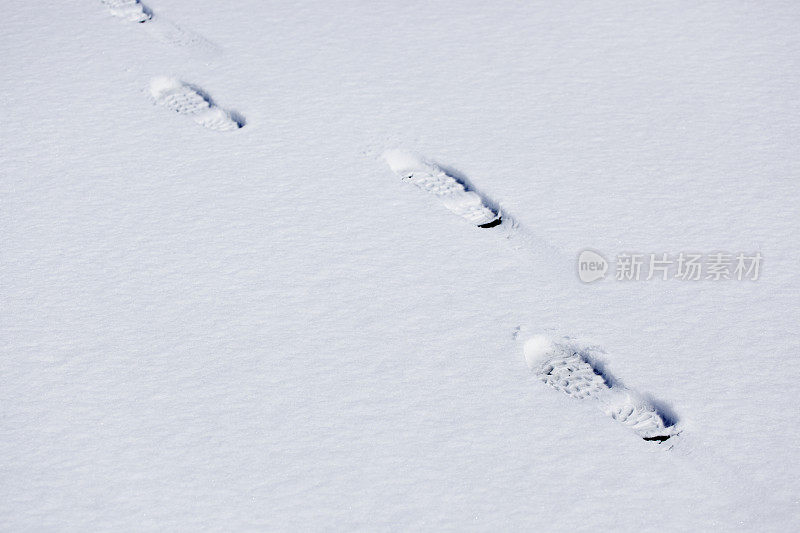 雪地上的脚印