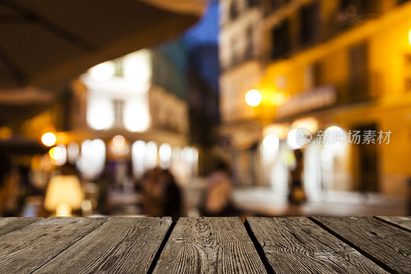 空木桌与散焦街道café在背景