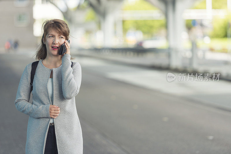 通勤的女人打电话