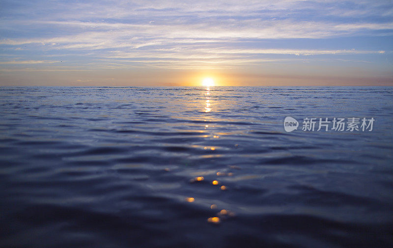 夕阳落在水面上