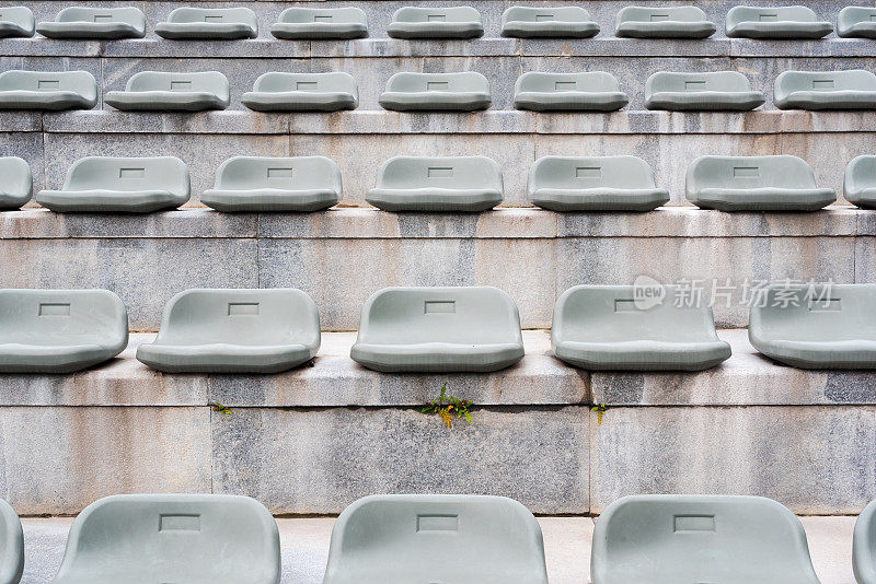 空荡荡的灰色体育场座位