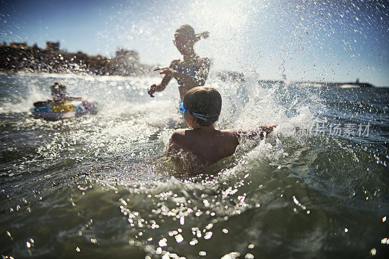 孩子们在夏天的海边玩耍