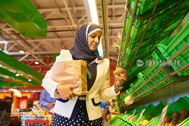 阿拉伯妇女在杂货店
