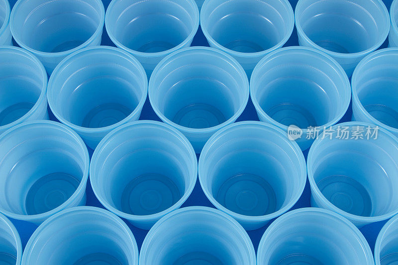 蓝色的塑料杯