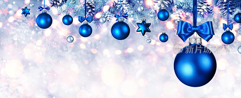挂在冷杉树枝上的蓝色圣诞球