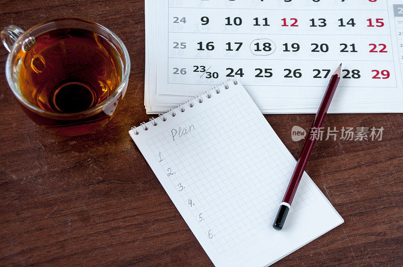 计划，在桌子上，茶，记事本，铅笔和日历