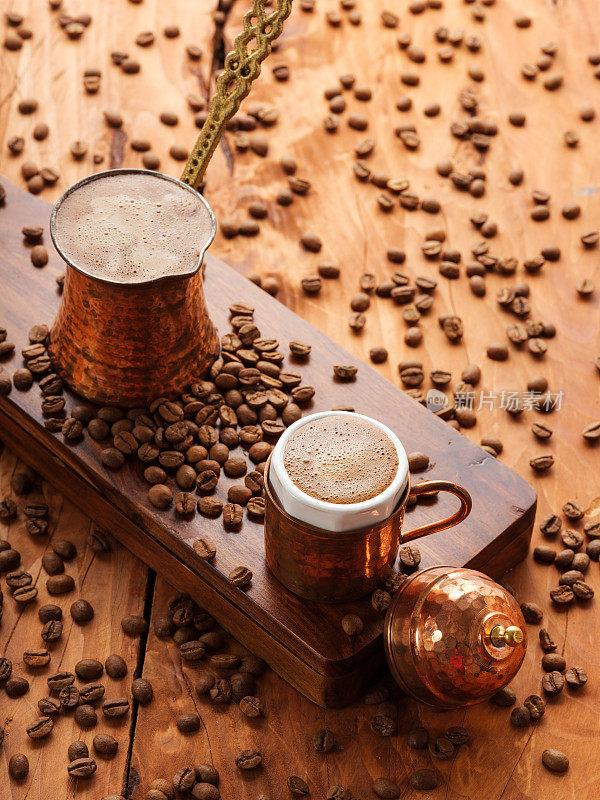 土耳其咖啡和咖啡壶与烘咖啡豆