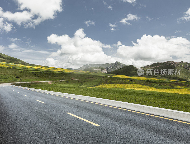 穿越山脉的乡村公路