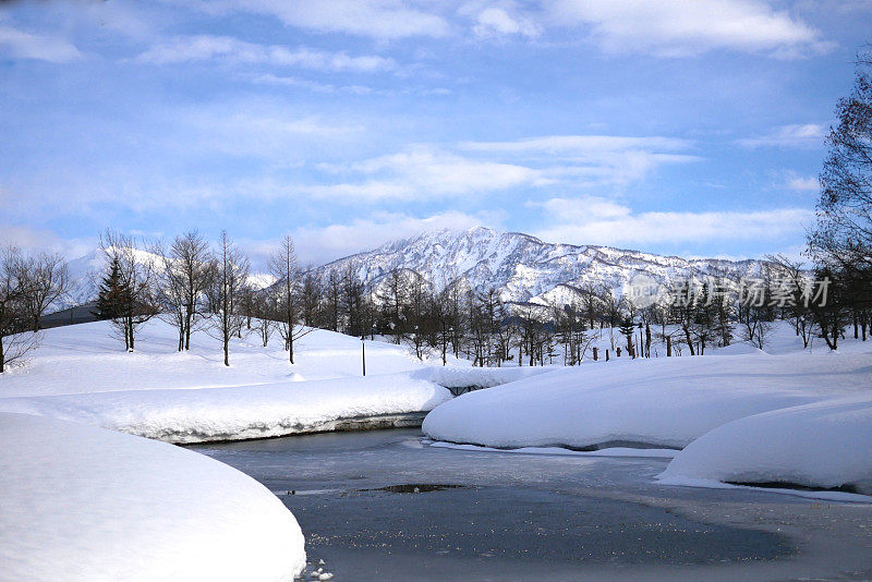 结冰的池塘和白雪覆盖的山脉