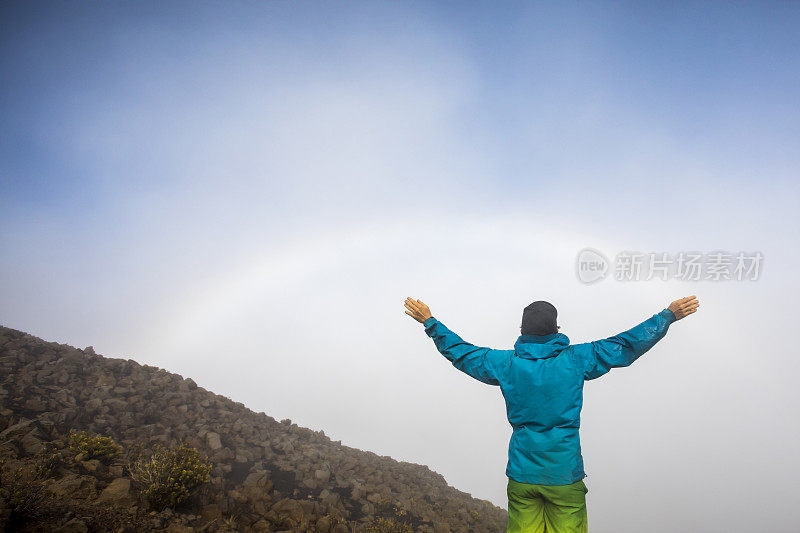 登山者在山顶庆祝成功。