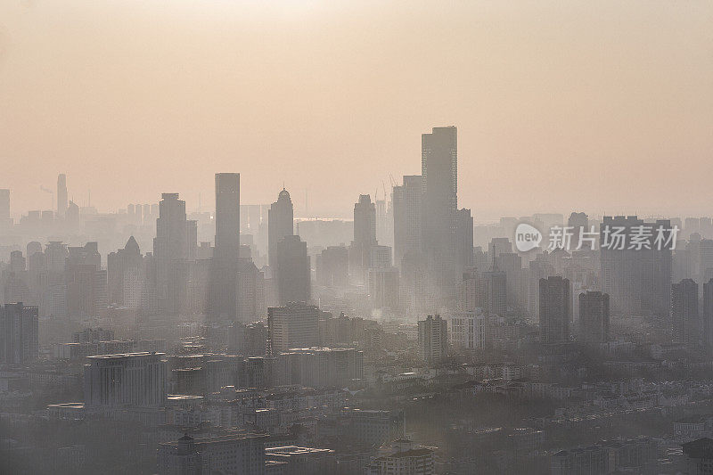 严重的空气污染使这座城市的建筑物在日落时看不见