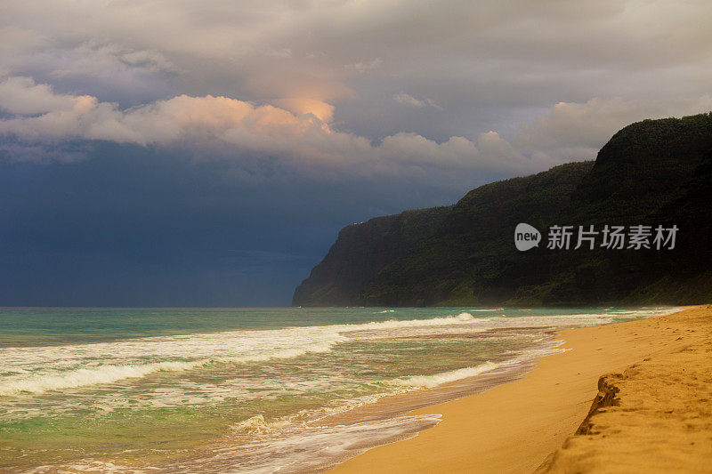 夏威夷考艾岛波利黑尔州立公园露营时的日出。