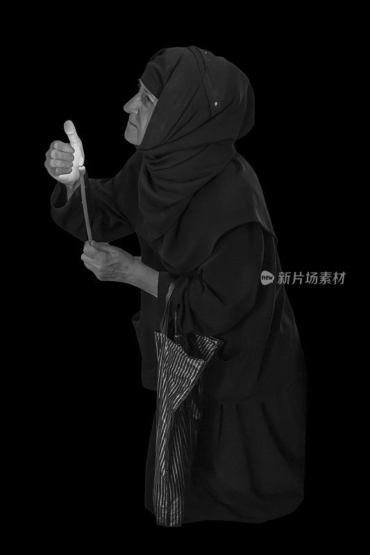 祈祷的东正教老妇人