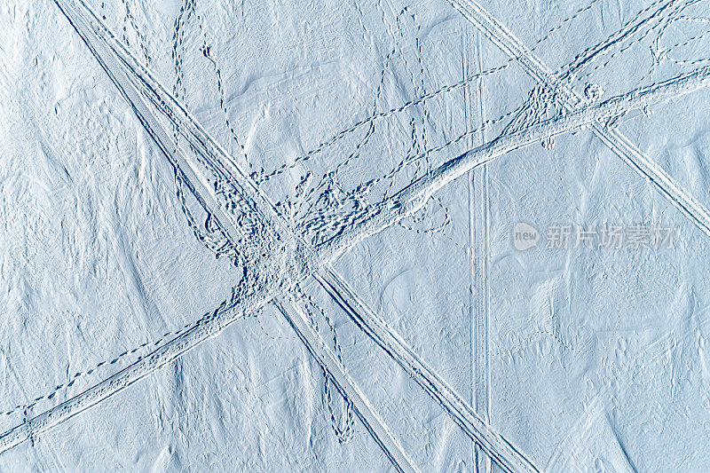 在阳光明媚的冬天，在白雪覆盖的伏尔加脚印顶视图