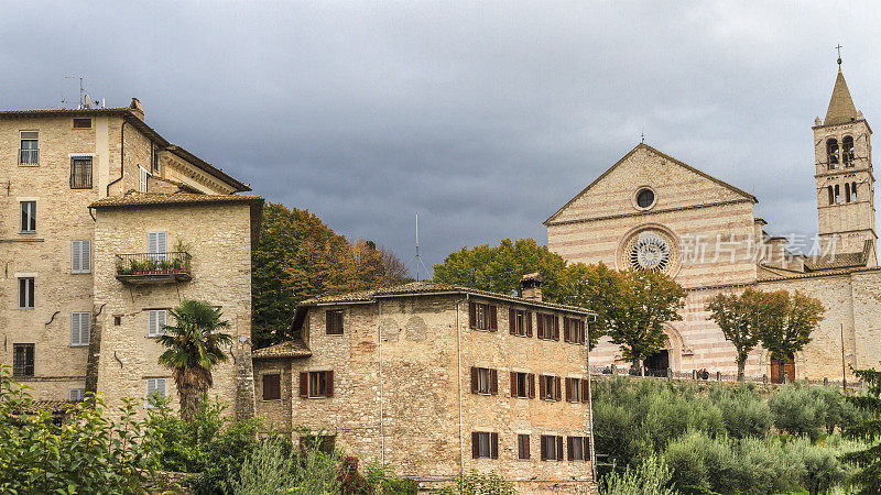 阿西西，以圣基娅拉大教堂为背景的城市景观(翁布里亚，意大利)