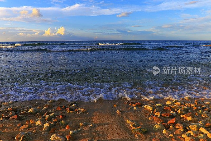 田园诗般的海滩在金色日落-蒙特哥湾-牙买加，加勒比海