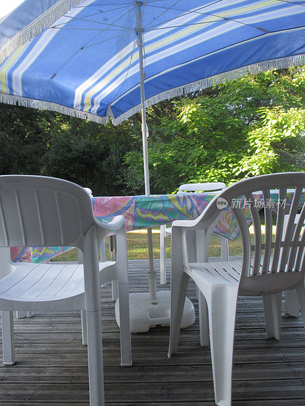 花园桌椅阳伞木制甲板