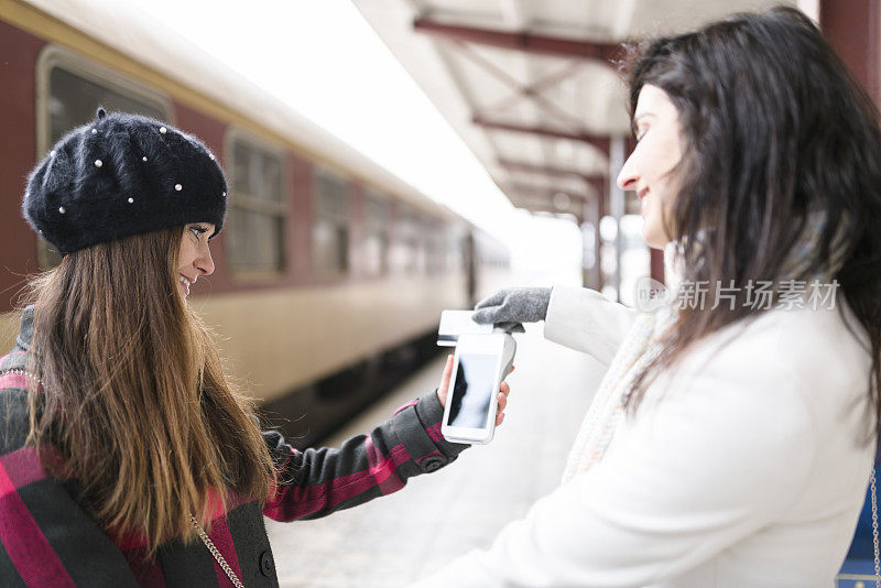 深色头发的旅行者用信用卡买票