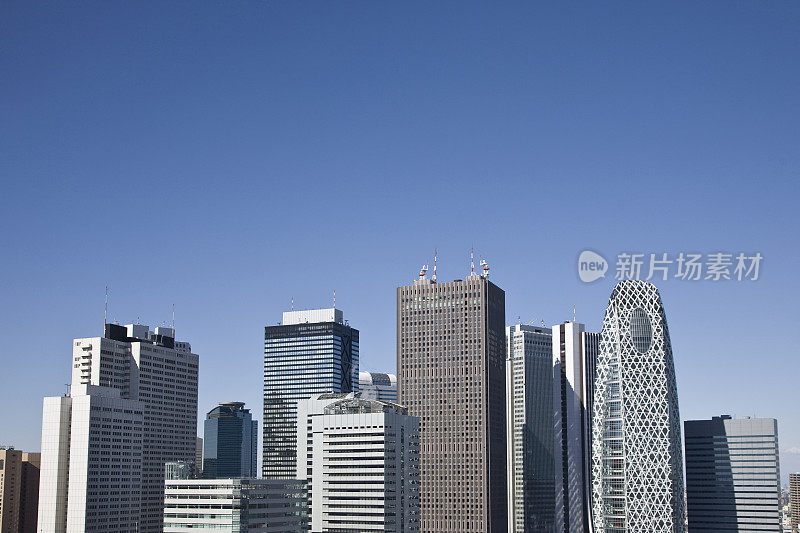 摩天大楼映衬着晴朗的天空。日本东京都新宿区