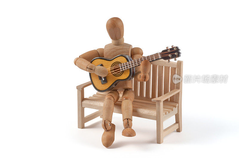 木制人体模型弹吉他