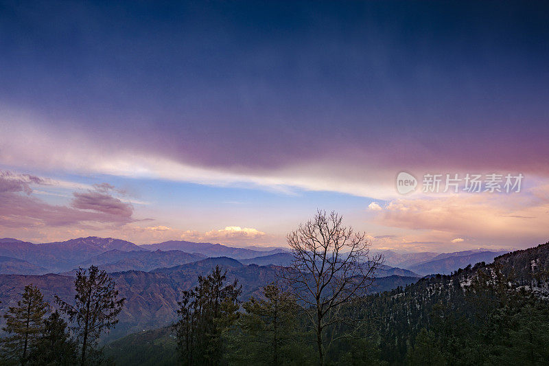 这是喜马偕尔邦库夫里美丽的山景。