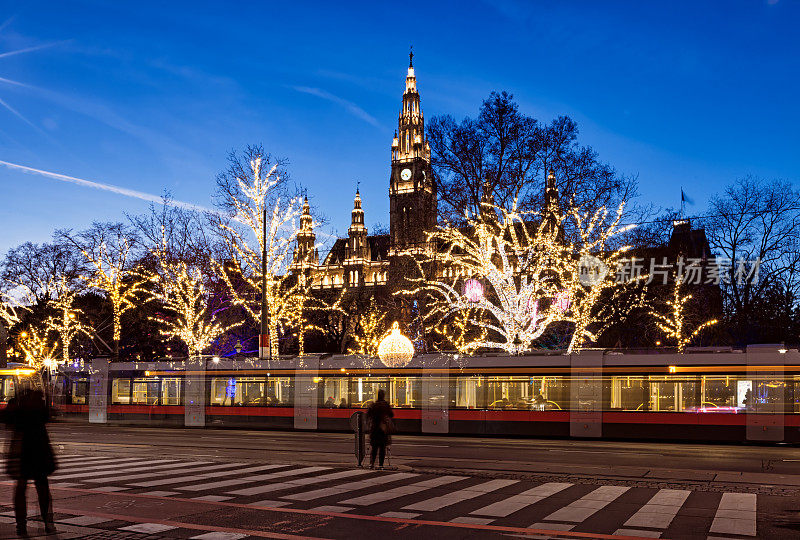 维也纳Rathausplatz圣诞市场夜景。