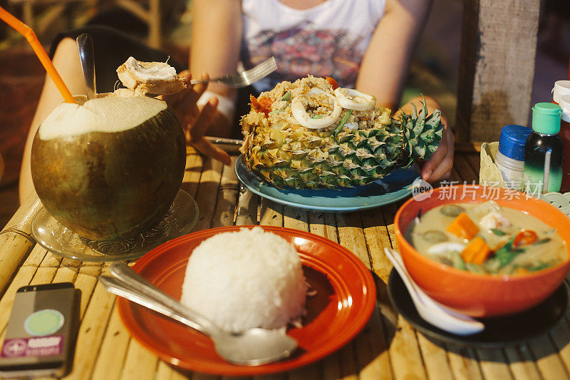 泰式炒粉虾配菠萝和椰子汁