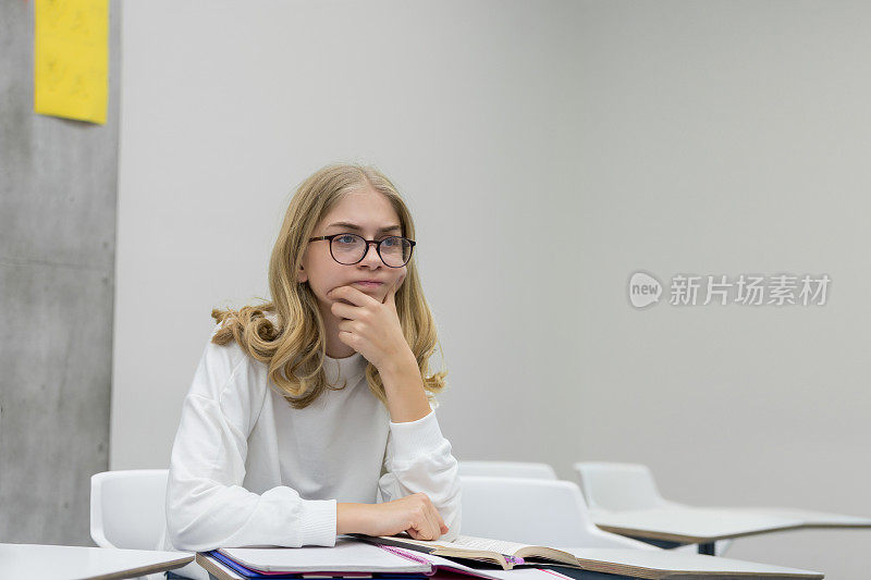 沮丧的学生试图理解