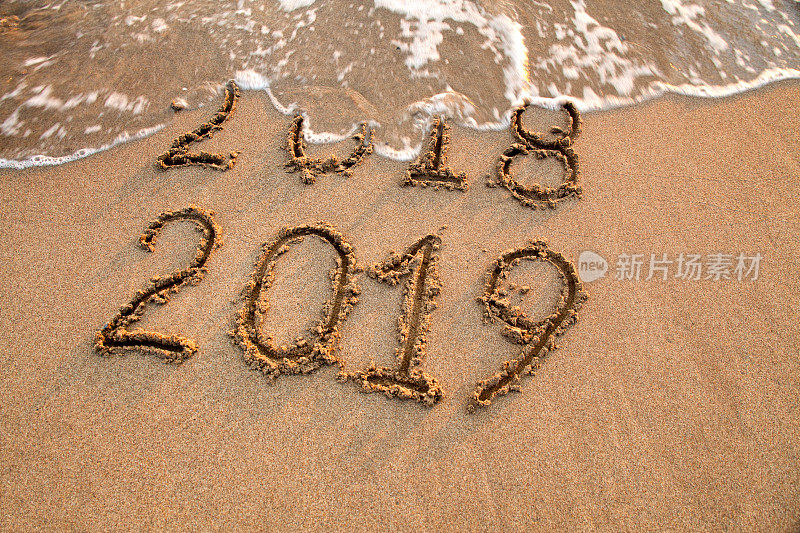 2019年和2018年的新年，在海浪的沙滩上