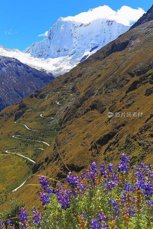 秘鲁卡什的波塔丘埃洛蜿蜒山路