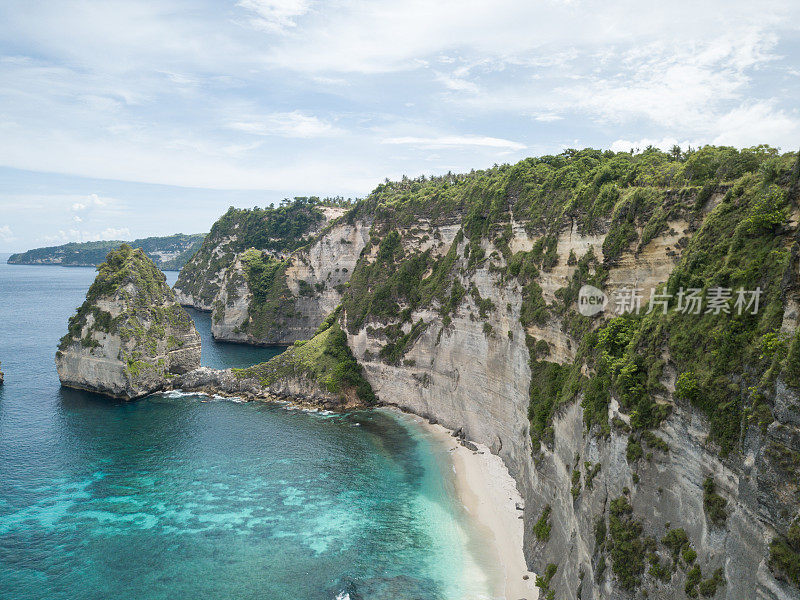 无人机鸟瞰巴厘岛努沙佩尼达美丽的石灰岩悬崖和海景