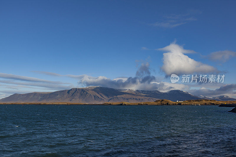 冰岛的雷克雅未克海滨和埃斯亚山