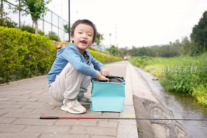 孩子们在小溪边钓鱼