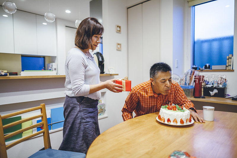 一对夫妇在家里开生日派对