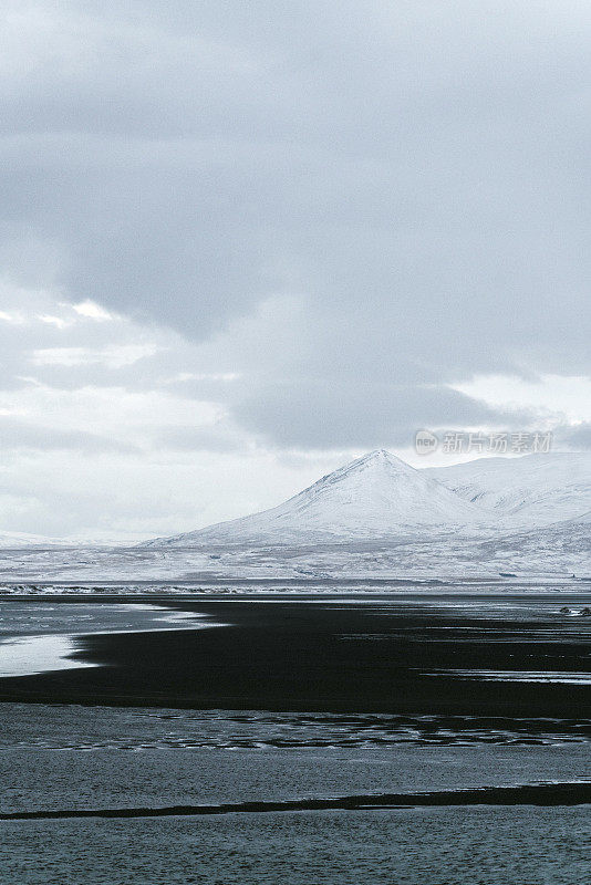 冰岛雪山附近的黑沙滩风景