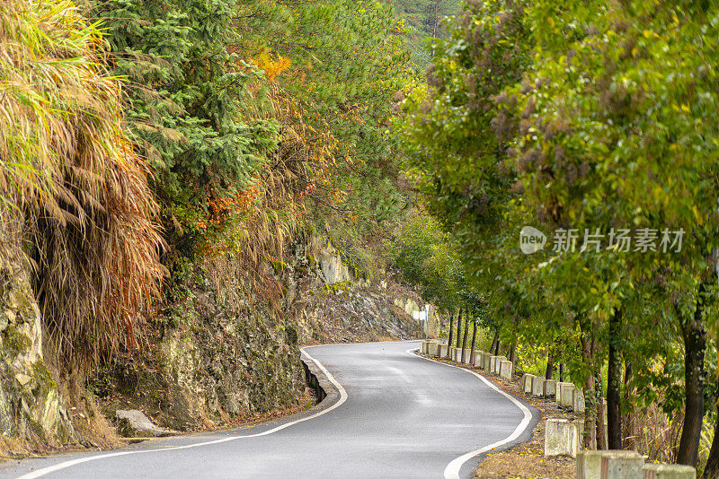 蜿蜒的山路