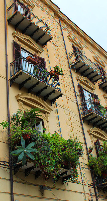 典型的19世纪巴勒莫大理石阳台与锻铁支撑支架