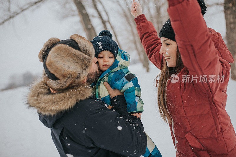 雪中阖家欢乐