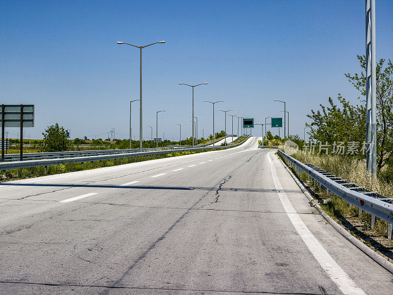 高速公路上空白的目的地标志