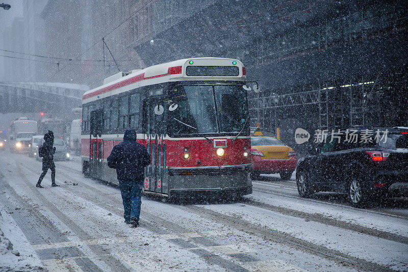 上班族在雪地上