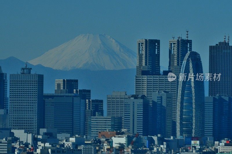 富士山和东京的天际线:白天和黑夜