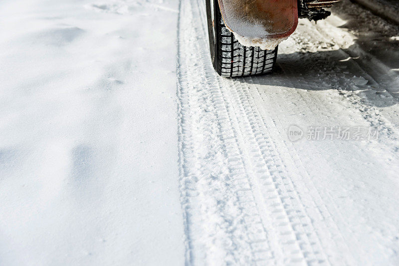 汽车轮胎上覆盖着积雪