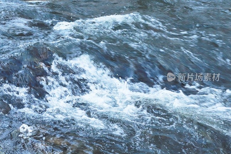 河流，河岸和树木在冬天