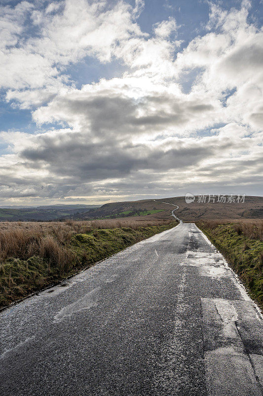 威尔士荒原上的一条荒凉狭窄的道路