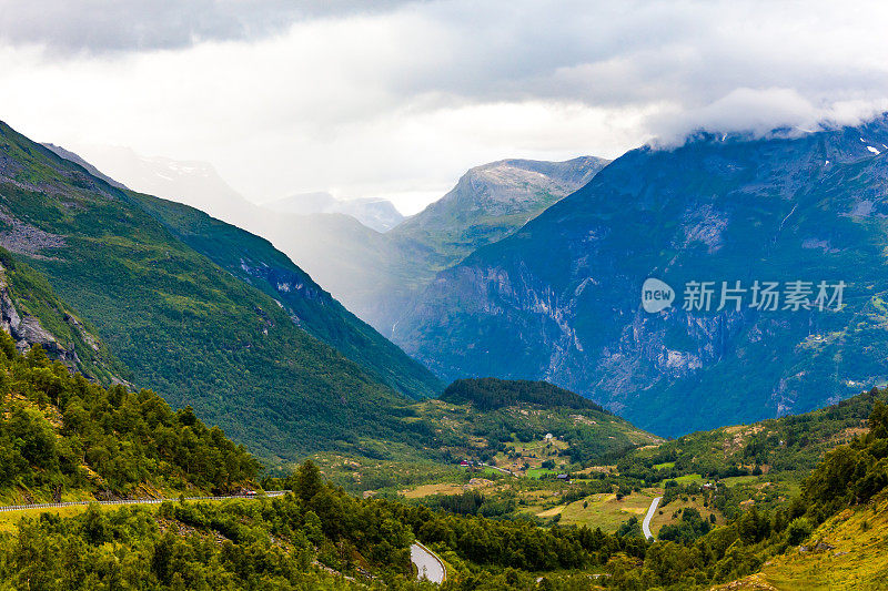 青山绿水间的山谷。