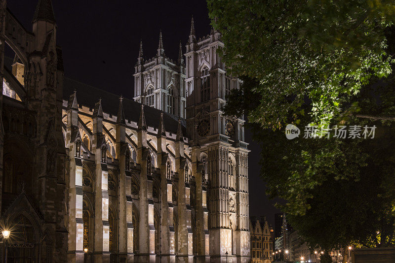 英国伦敦圣玛格丽特教堂夜景。